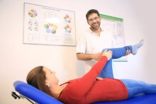 Manuelle Behandlung bei einer Patientin